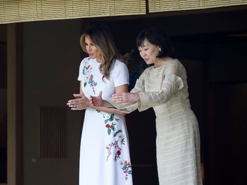 reports abe shinzos widow akie to dine with trump at mar a lago