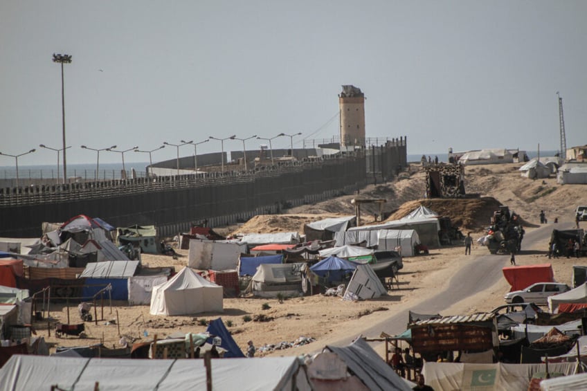 reports egypt fearing incoming palestinians refuses to open rafah border crossing