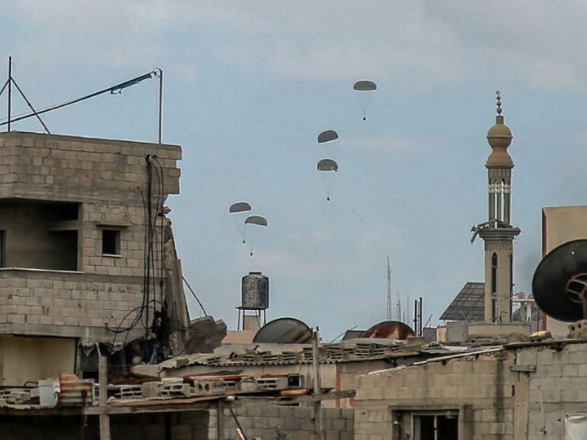 Aid parcels are airdropped over the northern Gaza Strip on …