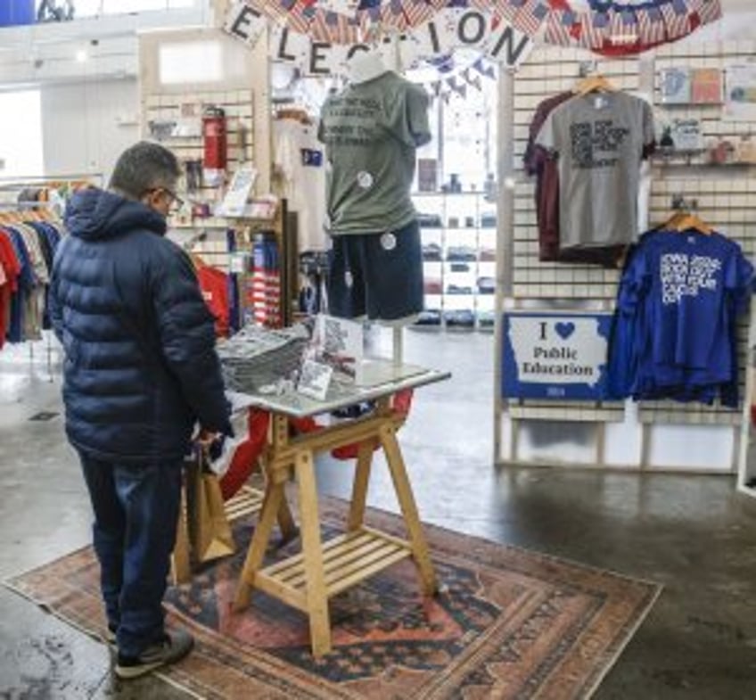 Republicans plow through blizzard to rally voters ahead of Iowa Caucus