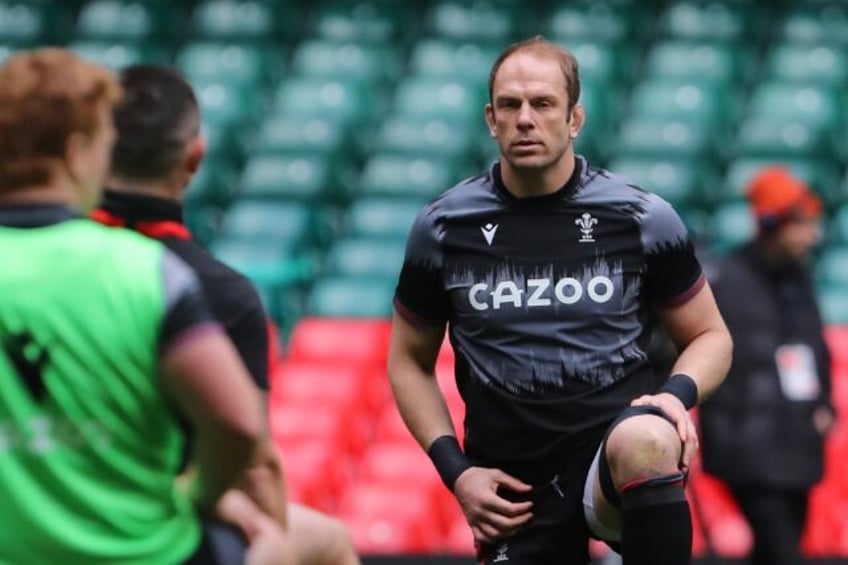 Retiring from Tests - Wales lock Alun Wyn Jones (R)