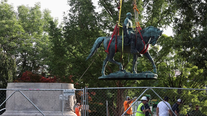 Robert E. Lee statue