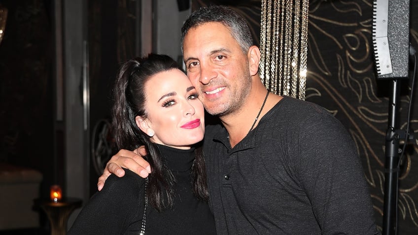 rhobh star kyle richards mauricio umansky still living together despite split sleep in different bedrooms