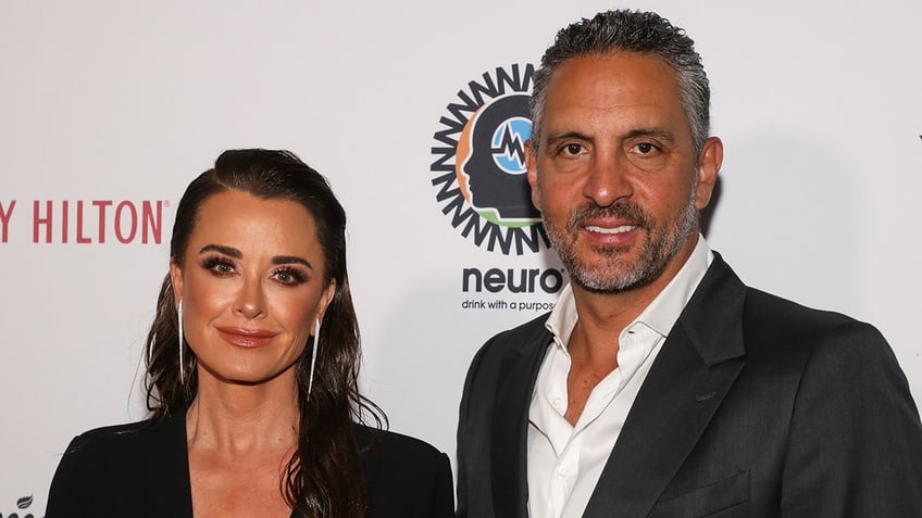 rhobh star kyle richards mauricio umansky still living together despite split sleep in different bedrooms