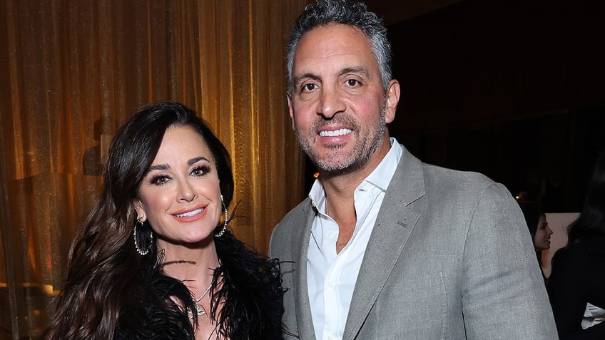 rhobh star kyle richards mauricio umansky still living together despite split sleep in different bedrooms