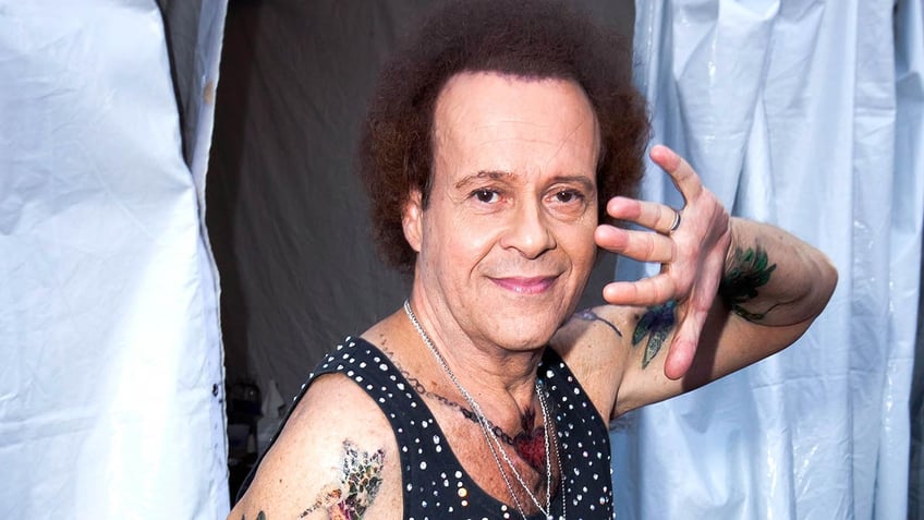 richard simmons smiling with hand up