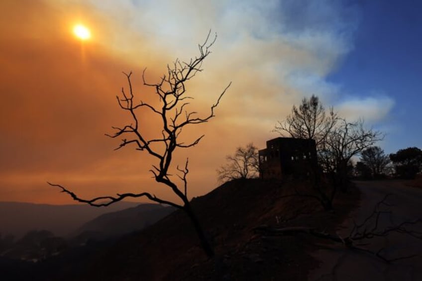 The plume from the Palisades Fire drifts into the mountains in Topanga, California on Janu