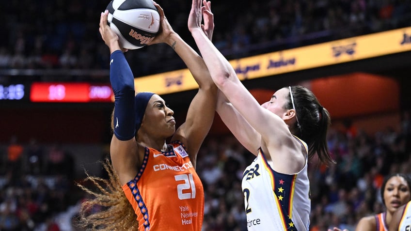 Caitlin Clark guards DiJonai Carrington