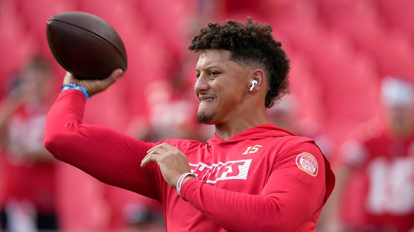 Patrick Mahomes warms up