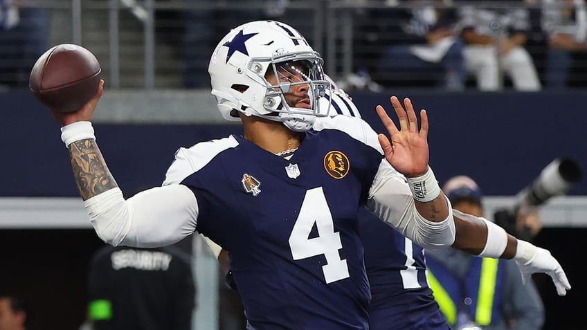 Dak Prescott throws ball