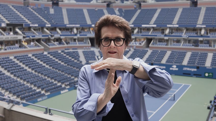 Billie Jean King makes timeout with hands