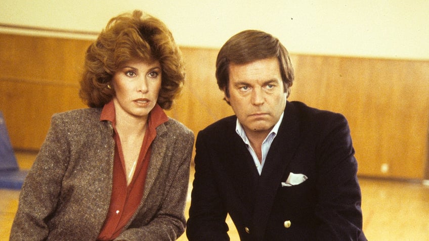 A close-up of Stefanie Powers and Robert Wagner filming a scene of Hart to Hart.