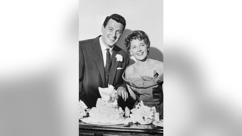 Rock Hudson and Phyllis Gates in front of their wedding cake