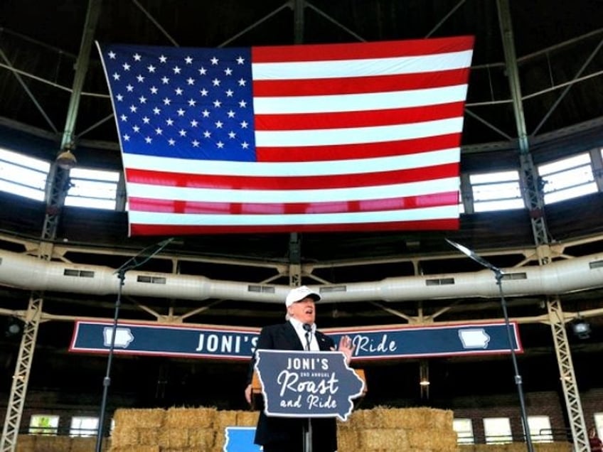 rock star welcome for donald trump in iowa hillary clinton will sell you out