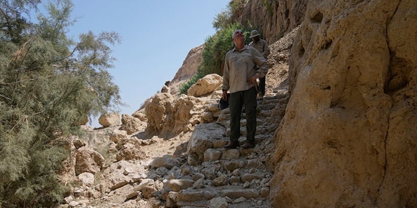 rockslide at popular tourist hiking trail leaves 5 year old dead others injured