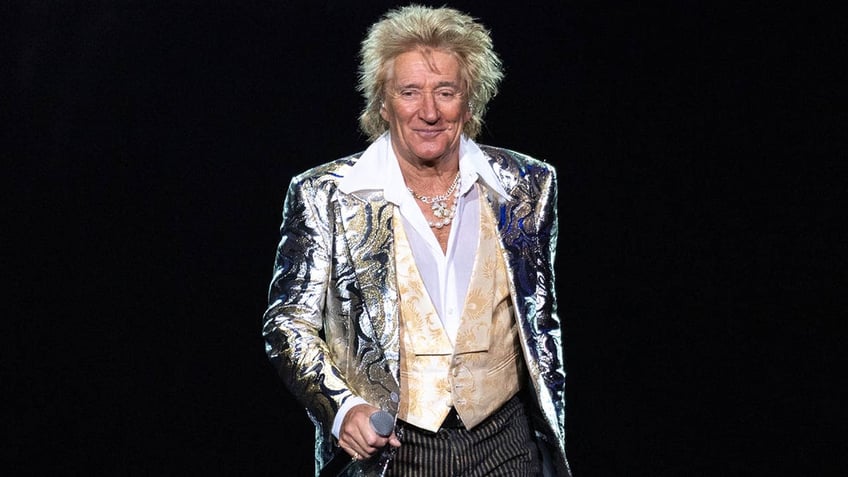 rod stewart performing on stage