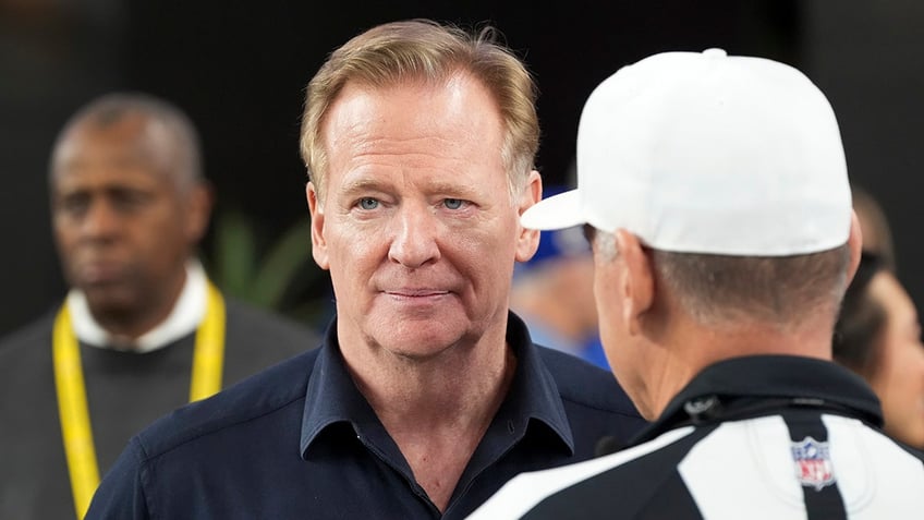 Roger Goodell talks to John Hussey