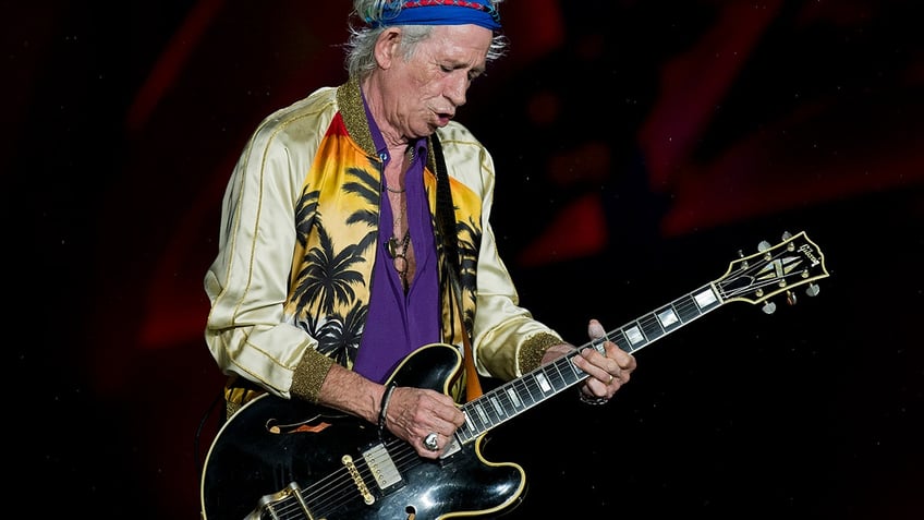 rolling stones keith richards reveals how arthritis changed his playing style the guitar will show me