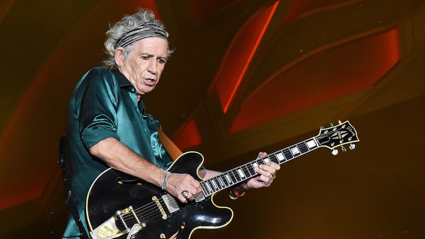 rolling stones keith richards reveals how arthritis changed his playing style the guitar will show me