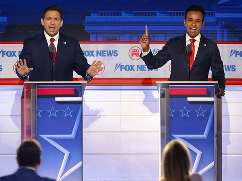 ron desantis waits to raise hand when asked about trump during debate