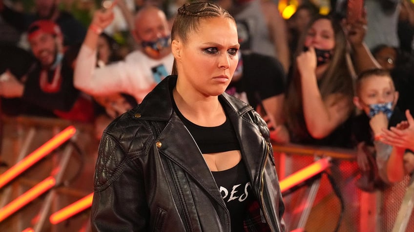 ronda rousey makes surprise ring of honor appearance