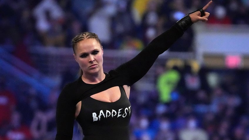 ronda rousey makes surprise ring of honor appearance