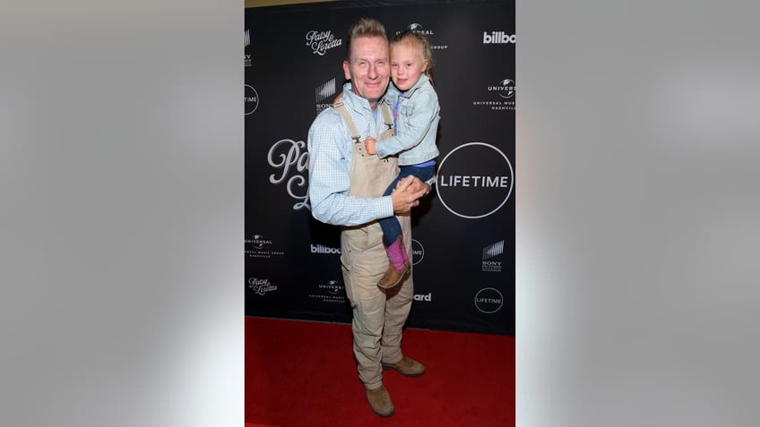 rory feek and daughter indiana on red carpet 