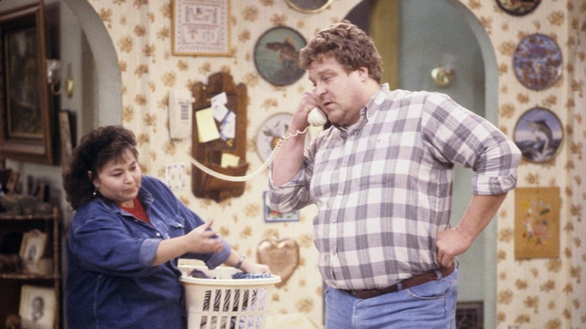 john goodman with roseanne barr on roseanne