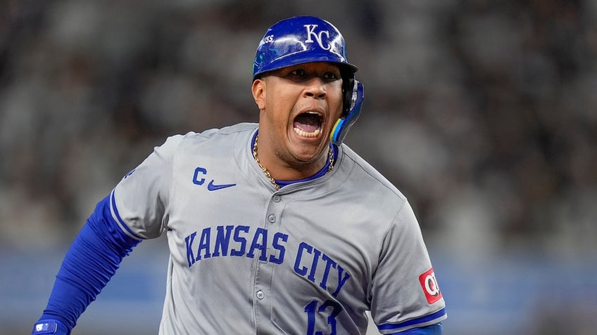 Salvador Perez runs the bases