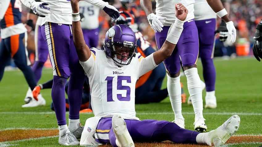 russell wilson throws clutch td pass to lift broncos to 4th straight win