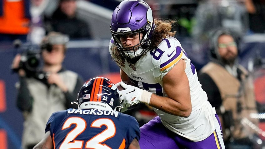 russell wilson throws clutch td pass to lift broncos to 4th straight win