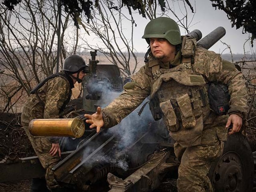 Ukrainian soldiers of the 71st Jaeger Brigade fire a M101 howitzer towards Russian positio