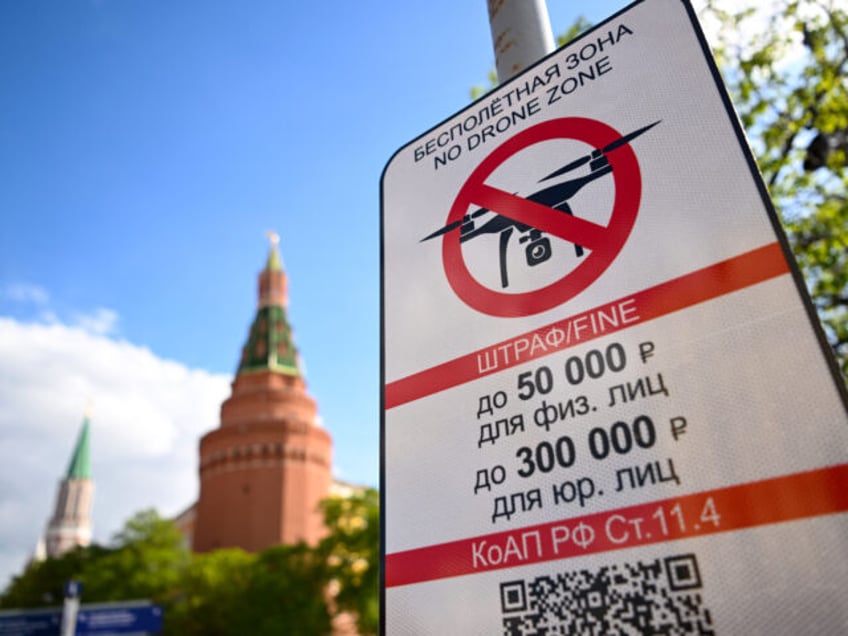 TOPSHOT - A "No Drone Zone" sign sits just off the Kremlin in central Moscow as it prohibits unmanned aerial vehicles (drones) flying over the area, on May 3, 2023. - Moscow's mayor on May 3, 2023 announced a ban on unauthorised drone flights over the Russian capital, just as …