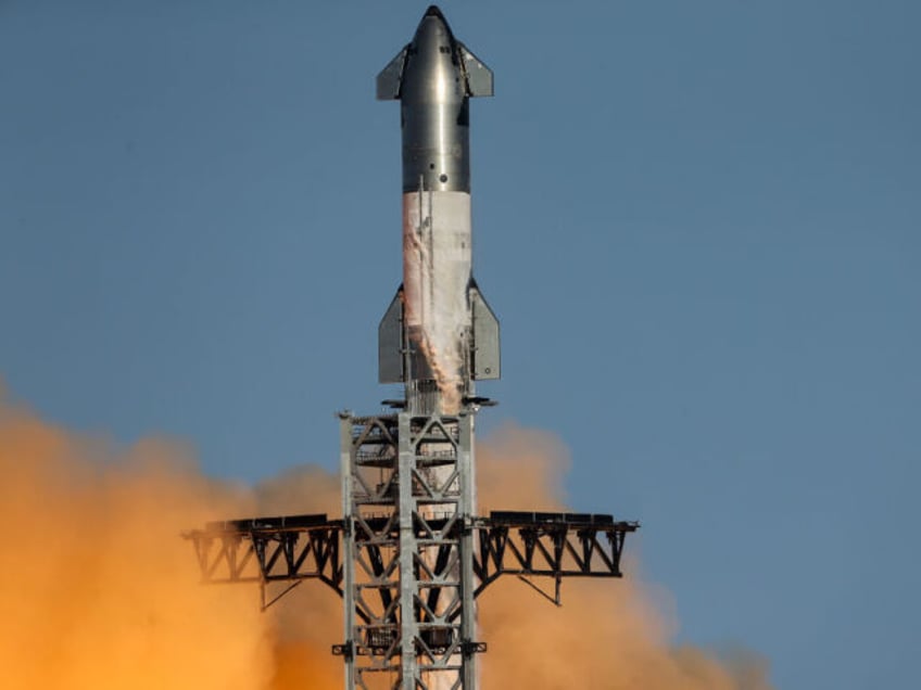 BOCA CHICA, TEXAS - NOVEMBER 19: SpaceXs Starship spacecraft and Super Heavy booster rocke