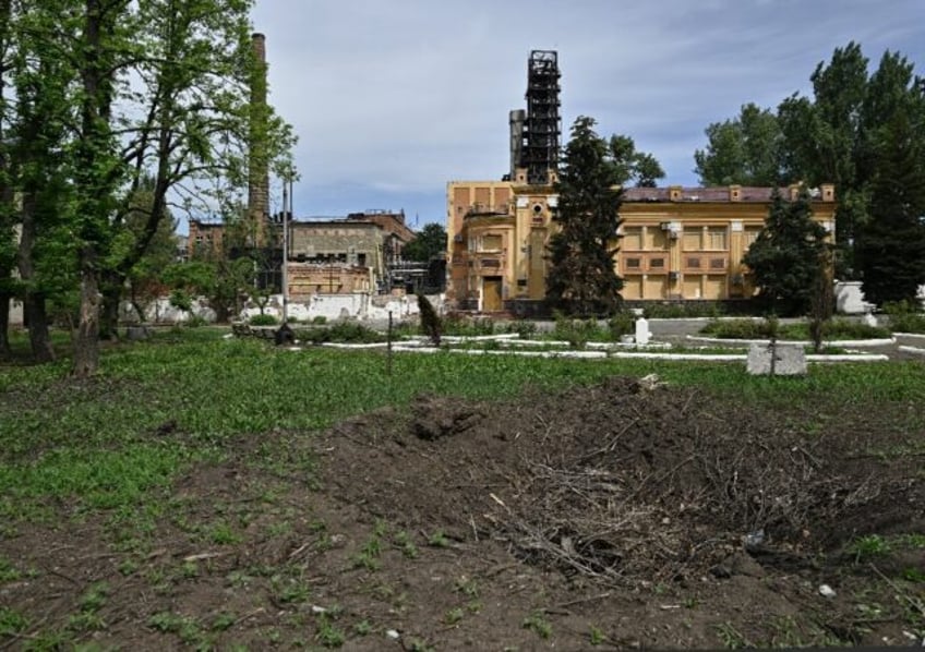 russian bombs target frontline ukraine chemical plant