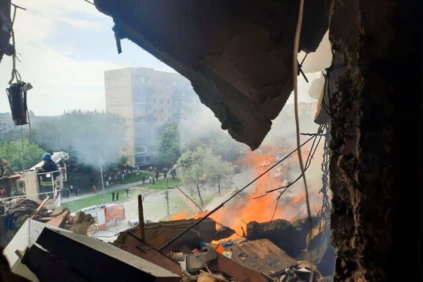 russian missiles strike an apartment building killing at least 4 in ukrainian leaders hometown