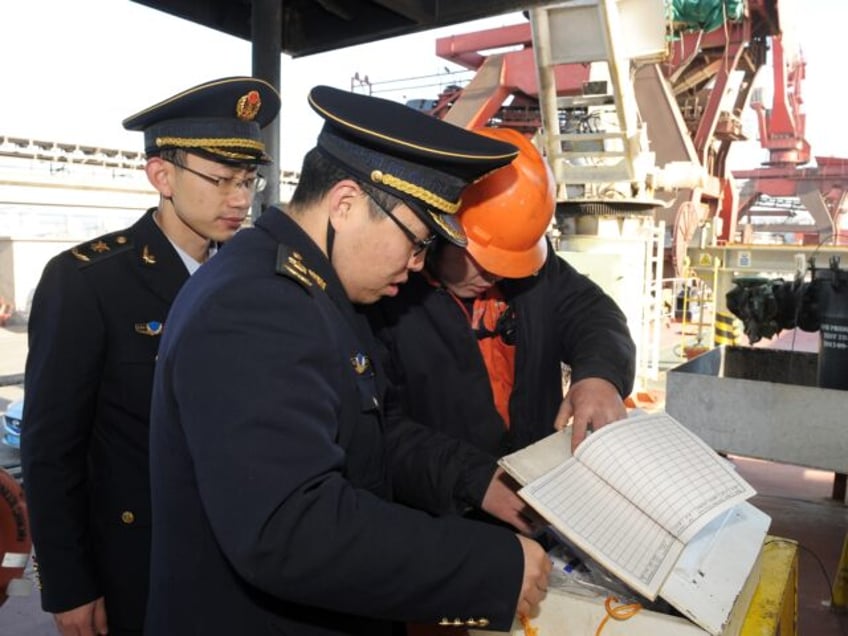 Officers of Zhejiang Entry-exit Inspection and Quarantine Bureau check on the Hong Kong-re