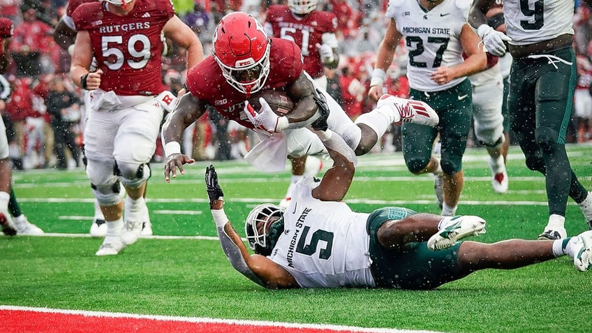 rutgers stuns michigan state with 18 point comeback victory nears bowl eligibility