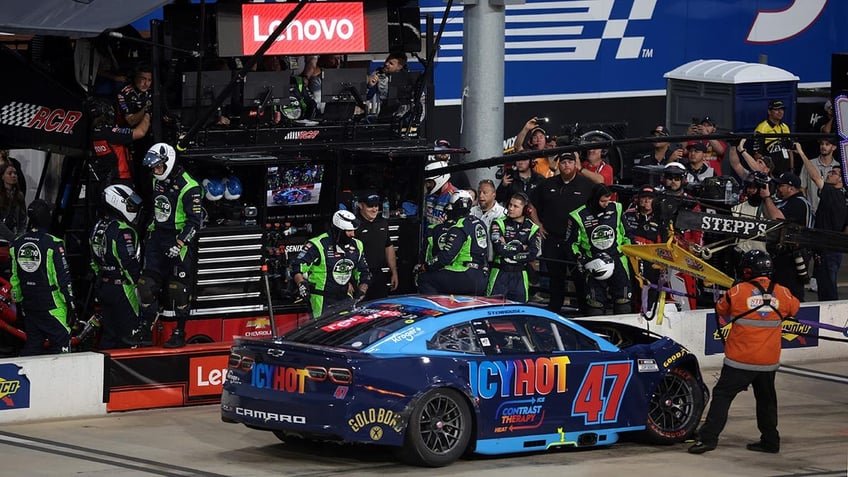 Ricky Stenhouse Jr in Kyle Busch's pit