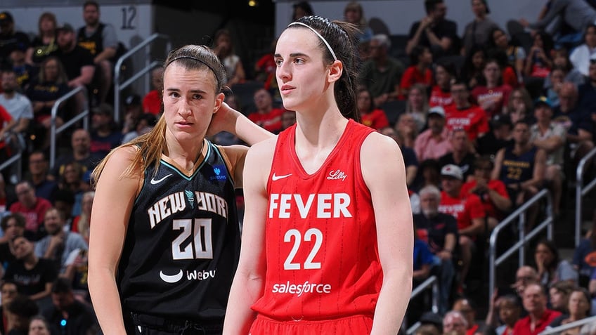 Caitlin Clark guards Sabrina Ionescu