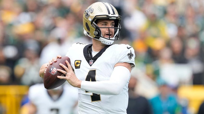 saints derek carr leaves game vs packers with shoulder injury