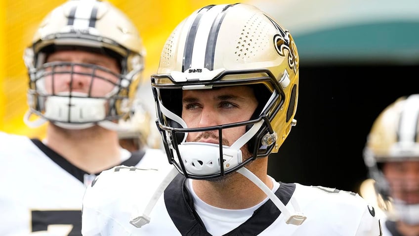 saints derek carr leaves game vs packers with shoulder injury