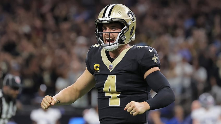 saints hold off titans comeback to begin derek carr era with a win