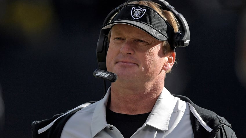 Jon Gruden coaching Raiders