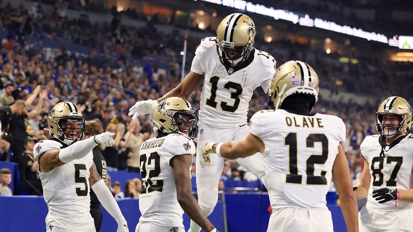 saints offense explodes behind derek carrs big day in win over colts