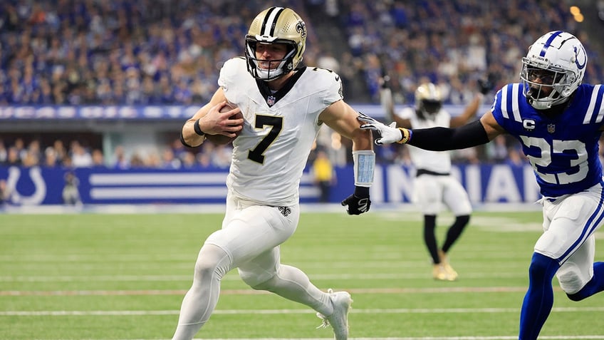 saints offense explodes behind derek carrs big day in win over colts