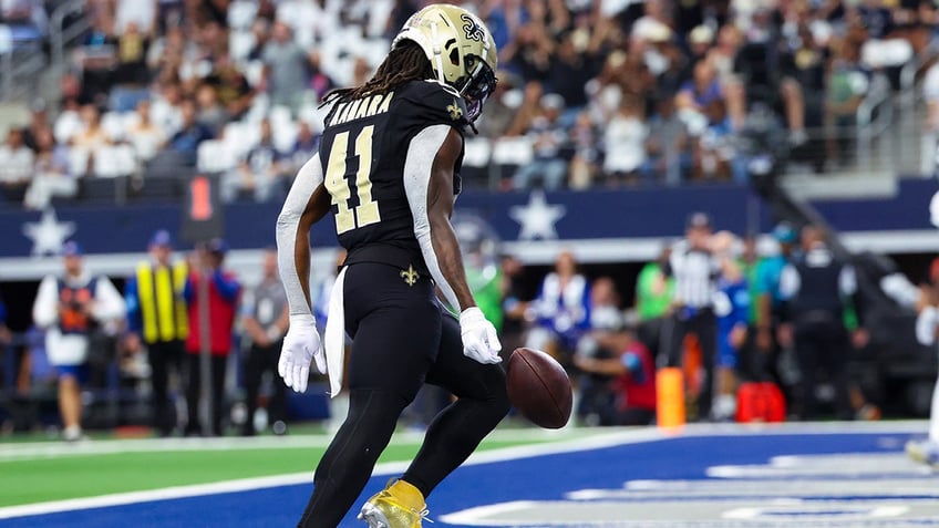 Alvin Kamara scores touchdown