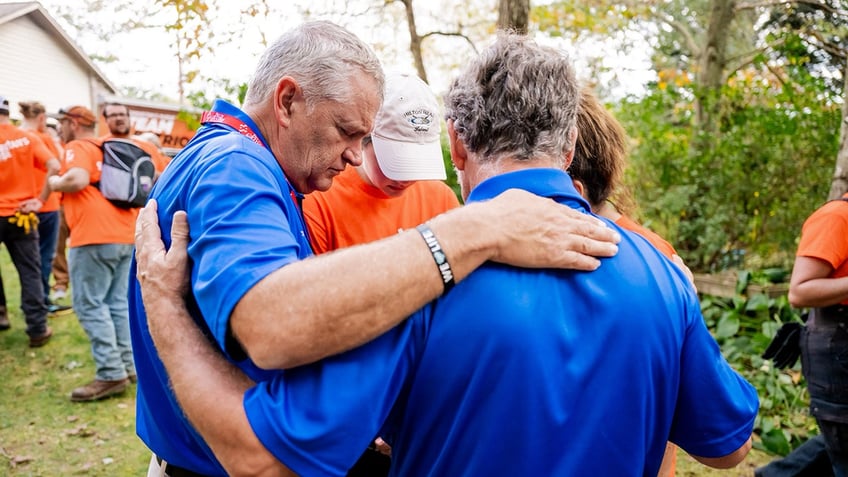 Samaritan's Purse volunteers praying