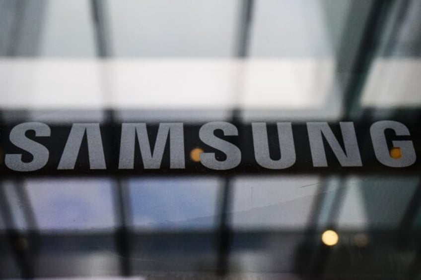 Samsung Electronics on Wednesday reported that operating profits for the second quarter so