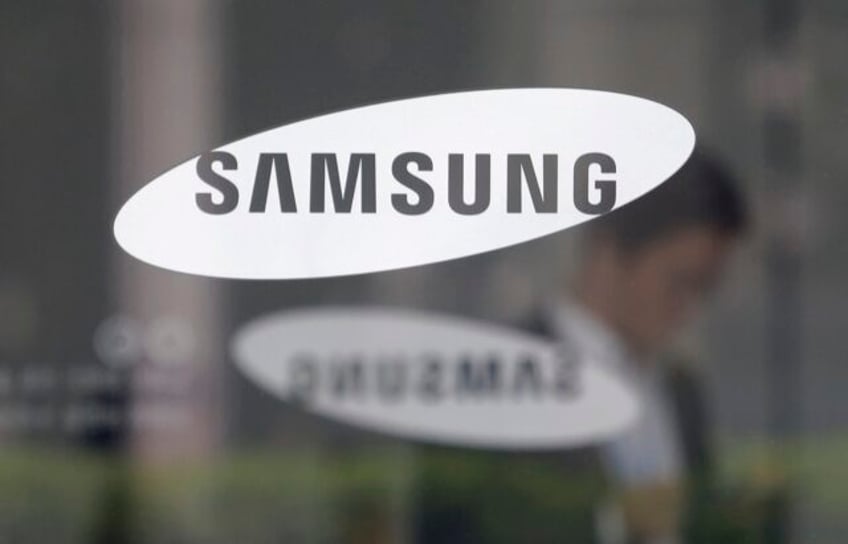 samsung unveils foldable smartphones in a bet on bending device screens